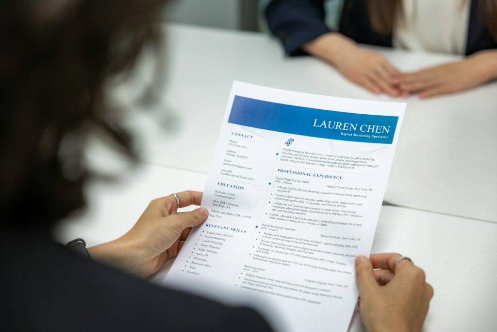 Exemple de CV professionnel présenté lors d’un entretien d’embauche – erreurs à éviter en 2025 (JobDock)